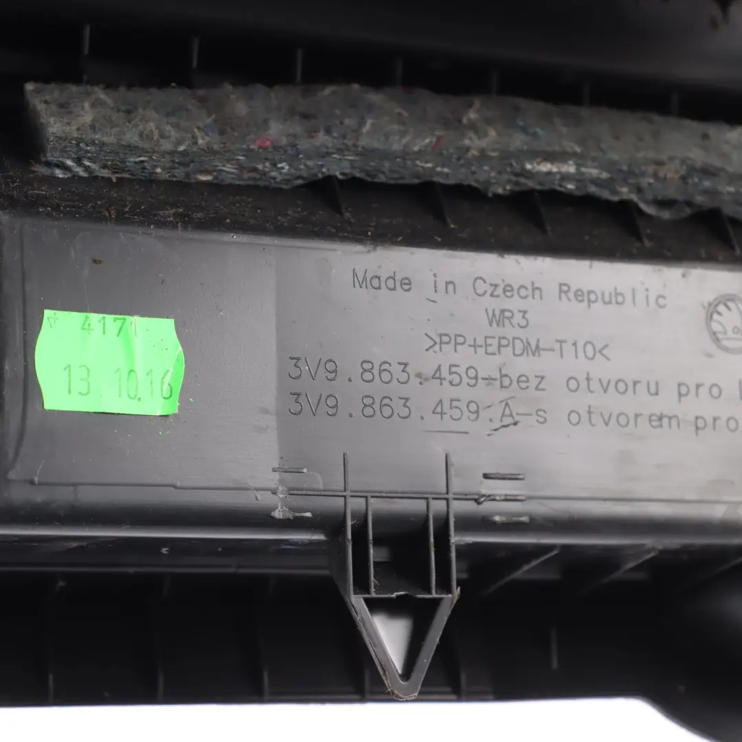 MK3 3V Kofferraum Heckklappe Schloss Abdeckung Schwarz für Skoda Superb mit Teilenummer 3V9863459 Skoda Superb MK3 3V Kofferraum Heckklappe Schloss Abdeckung Schwarz - SKU 3V9863459 - Teilenummer 3V9863459