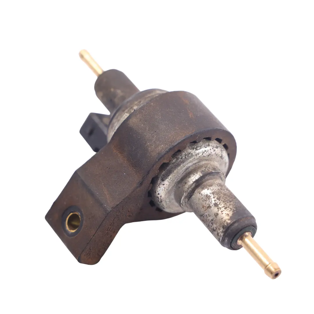 7L Webasto Pompa Dosaggio Combustibile per Volkswagen Touareg con numero di parte 4B0963303 Volkswagen Touareg 7L Webasto Pompa Dosaggio Combustibile - SKU 4B0963303-1 - Numero di parte 4B0963303