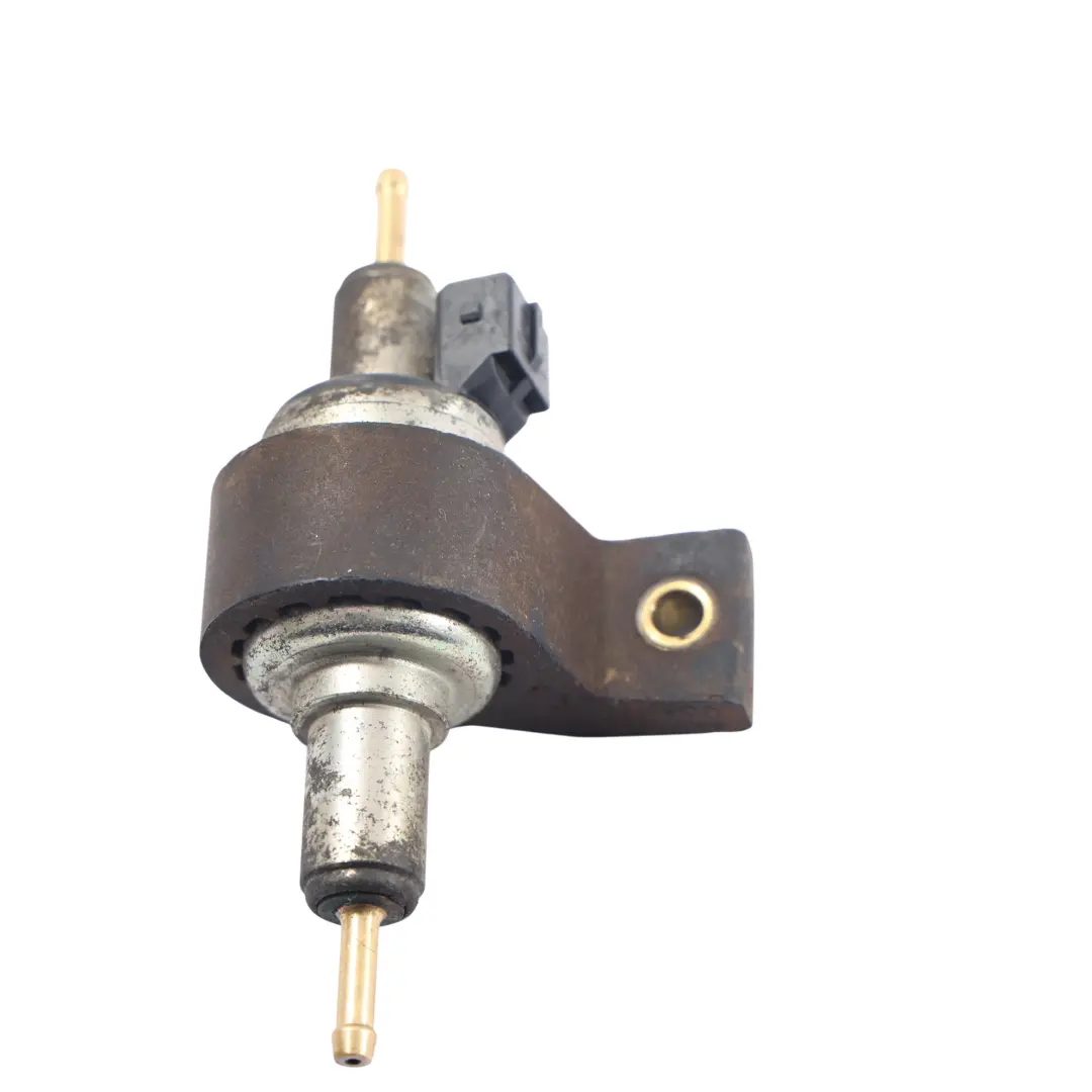 7L Webasto Pompa Dosaggio Combustibile per Volkswagen Touareg con numero di parte 4B0963303 Volkswagen Touareg 7L Webasto Pompa Dosaggio Combustibile - SKU 4B0963303-1 - Numero di parte 4B0963303