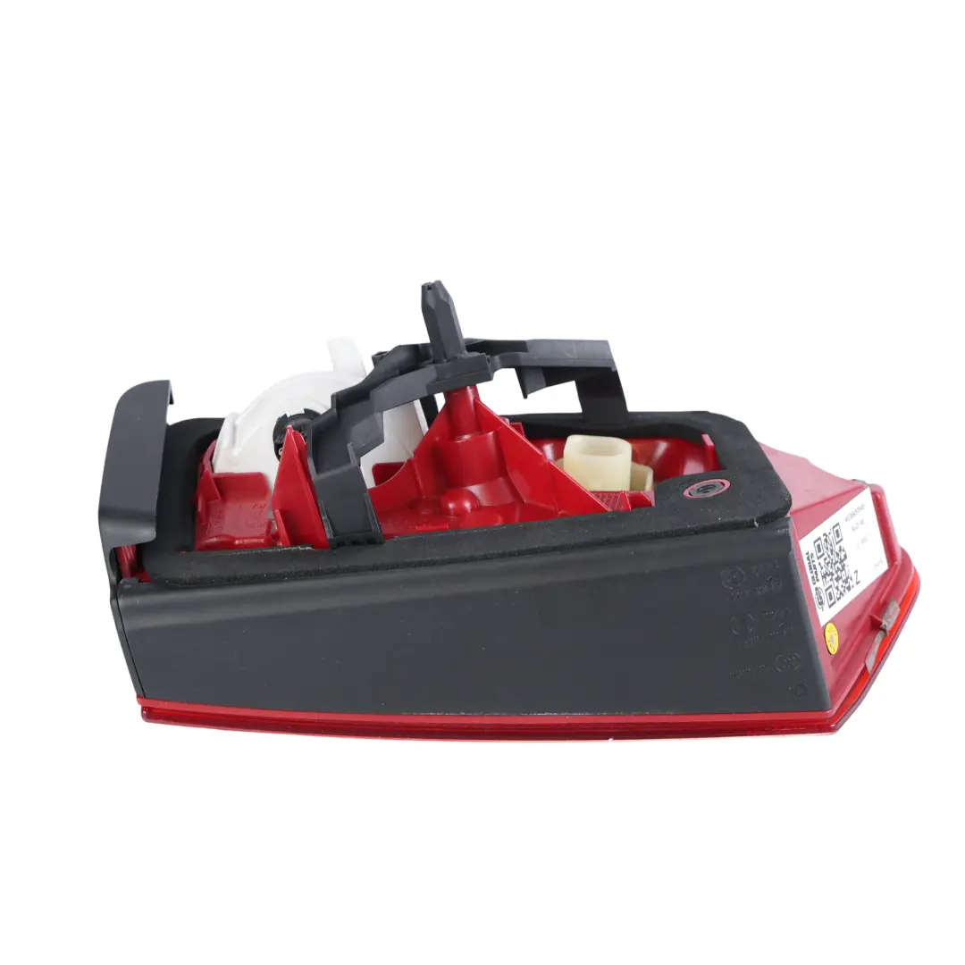 Lampa Tył Tylna Klapy Bagażnika Wewnętrzna Prawa do Audi A6 C7 o numerze 4G9945094B Audi A6 C7 Lampa Tył Tylna Klapy Bagażnika Wewnętrzna Prawa - SKU 4G9945094B - Numer Części 4G9945094B