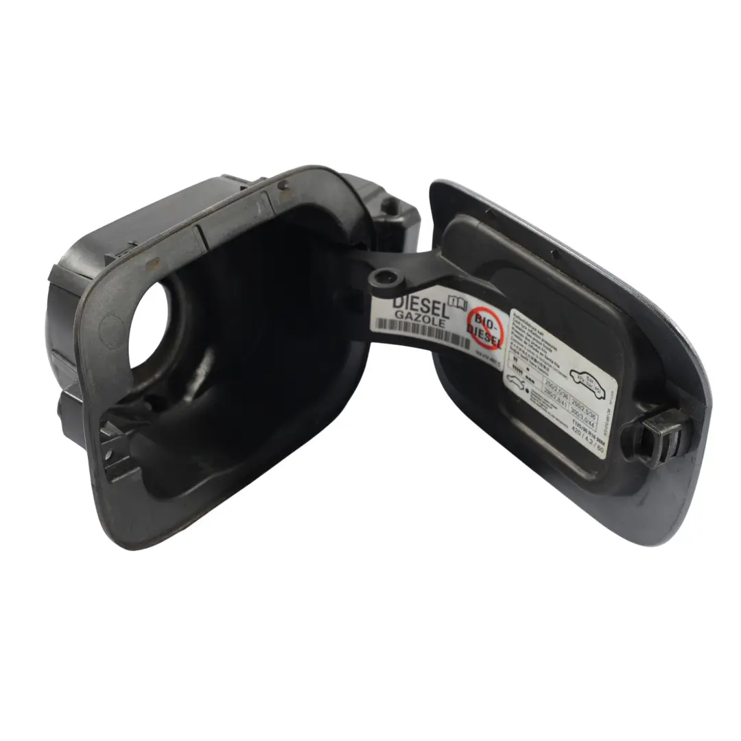 VW Volkswagen Jetta A6 Kraftstofftank Tankklappe Abdeckung Platin Grau - D7X - SKU 5C6809857E-PLG - Teilenummer 5C6809857E-PLG