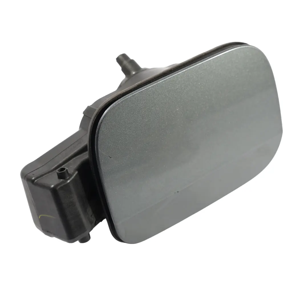 VW Jetta A6 Tappo Copertura Sportello Serbatoio Carburante Grigio Platino - D7X - SKU 5C6809857E-PLG - Numero di parte 5C6809857E-PLG