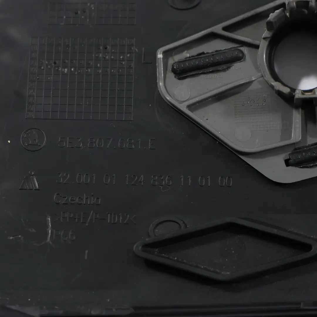 Skoda Octavia Mk4 NX Grille Cache Antibrouillard Avant Gauche - SKU 5E3807681E - Numéro de pièce 5E3807681E