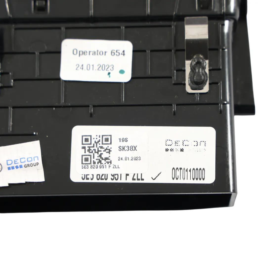 Prese Aria Centrali Anteriori Copri Pannello per Skoda Octavia IV con numero di parte 5E3820951F Skoda Octavia IV Prese Aria Centrali Anteriori Copri Pannello - SKU 5E3820951F - Numero di parte 5E3820951F