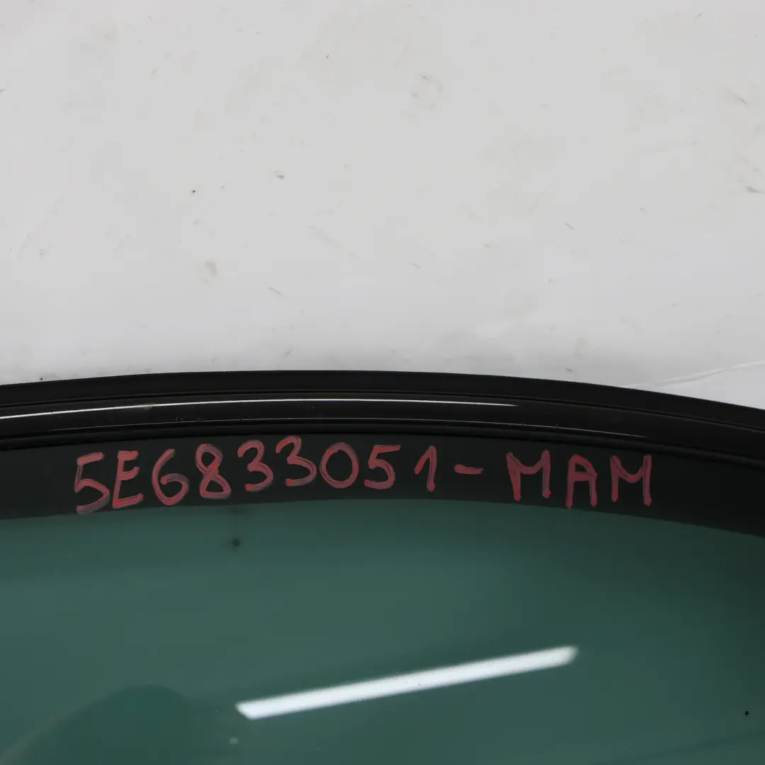 Skoda Octavia Mk4 Berline Porte Arrière Gauche Revêtement Vert Mamba G6E - SKU 5E6833051-MAM - Numéro de pièce 5E6833051