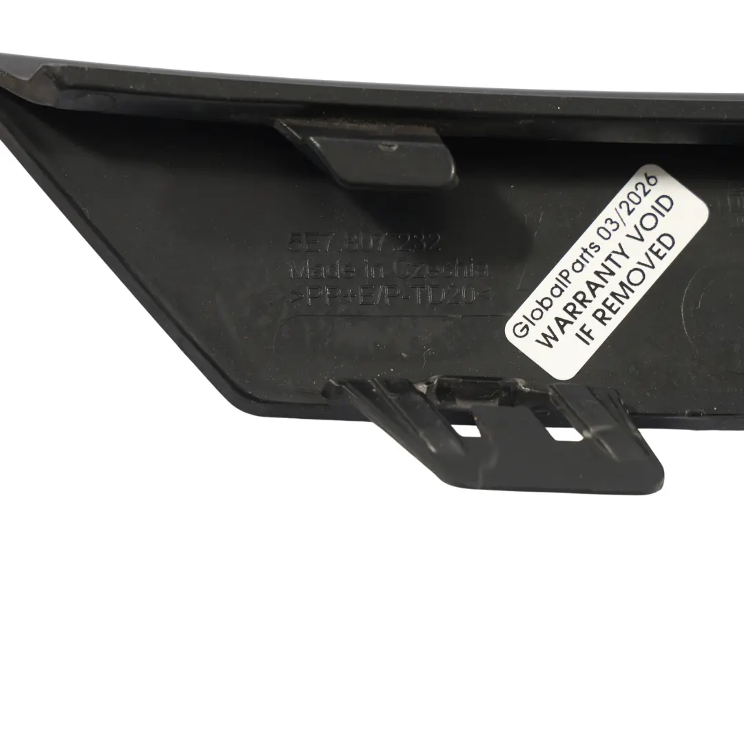 Mk4 NX Cache Pare-Chocs Arrière Droit Noir pour Skoda Octavia à propos du numéro de pièce 5E7807232 Skoda Octavia Mk4 NX Cache Pare-Chocs Arrière Droit Noir - SKU 5E7807232 - Numéro de pièce 5E7807232