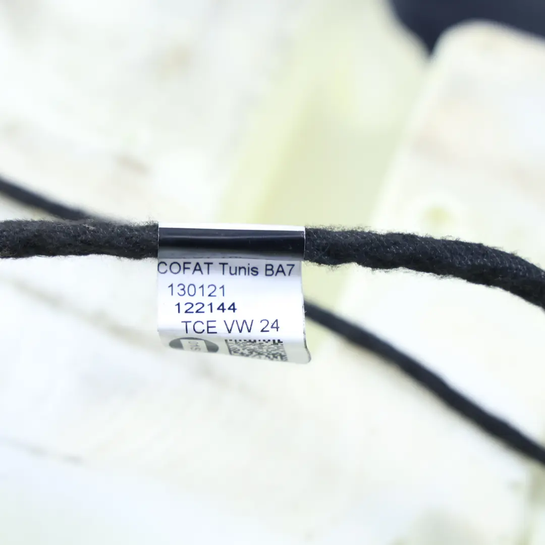 Mk8 CD1 GTI Tylna Kanapa Czarna Czerwona Nić do Volkswagen Golf o numerze 5H0885405R Volkswagen Golf Mk8 CD1 GTI Tylna Kanapa Czarna Czerwona Nić - SKU 5H0885405R - Numer Części 5H0885405R