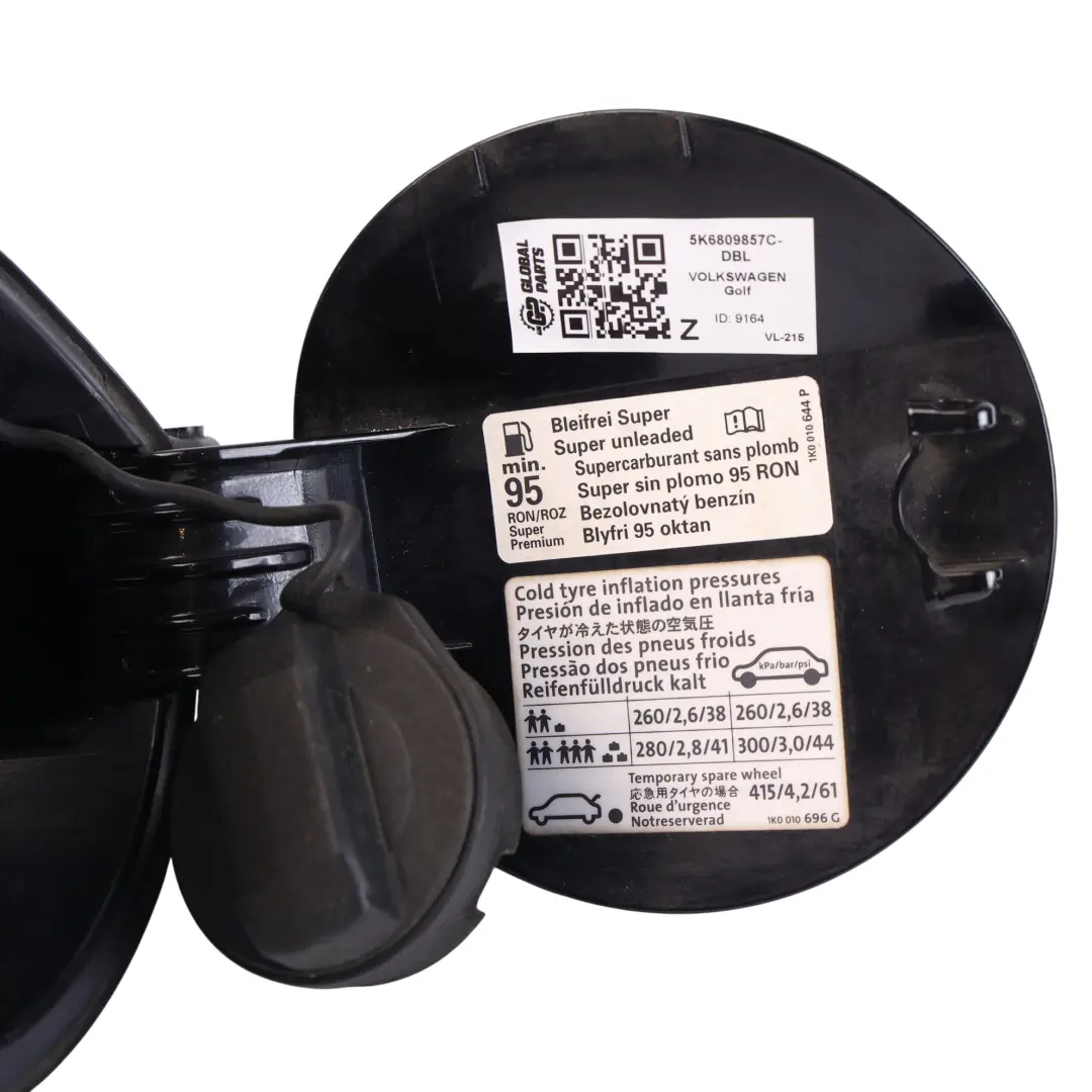 Mk6 5K Kraftstoff Tank Deckel Abdeckung Tief Schwarz - C9X für VW Volkswagen Golf mit Teilenummer 5K6809857C VW Volkswagen Golf Mk6 5K Kraftstoff Tank Deckel Abdeckung Tief Schwarz - C9X - SKU 5K6809857C-DBL - Teilenummer 5K6809857C