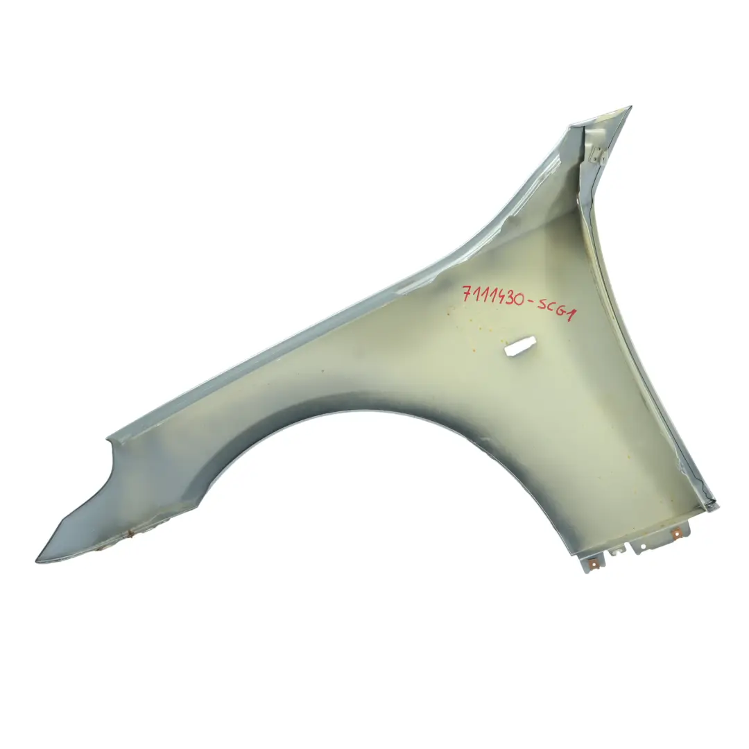 Błotnik Prawy Przedni Spacegrau Grey Szary Metalik - A52 do BMW E60 E61 o numerze 7111430 BMW E60 E61 Błotnik Prawy Przedni Spacegrau Grey Szary Metalik - A52 - SKU 7111430-SCG1 - Numer Części 7111430