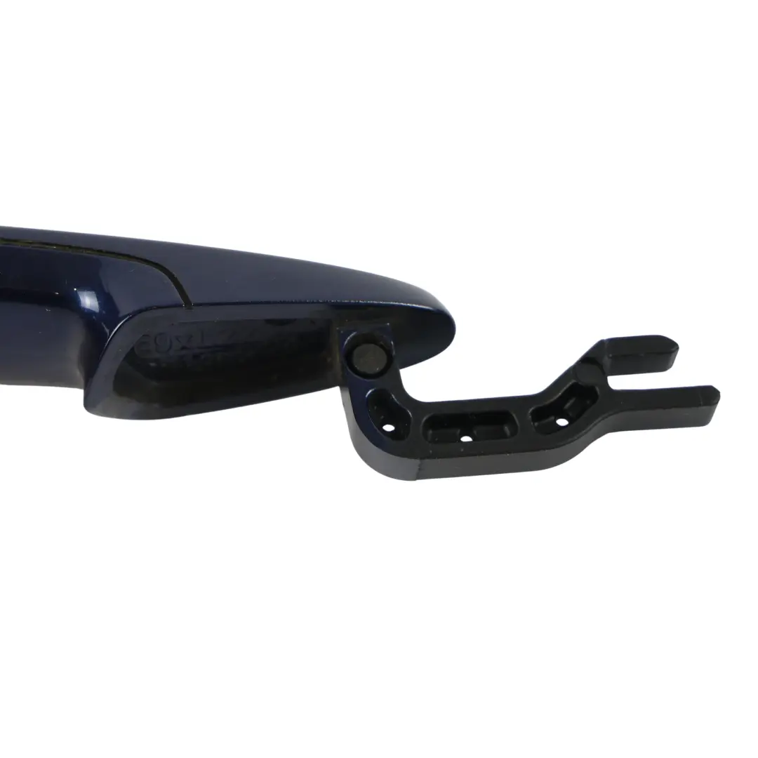 Maniglia Posteriore Sinistra Tiefsee Blau - A76 per BMW F20 F30 F36 E70 E90 con numero di parte 7207561 BMW F20 F30 F36 E70 E90 Maniglia Posteriore Sinistra Tiefsee Blau - A76 - SKU 7207561-DSB1 - Numero di parte 7207561