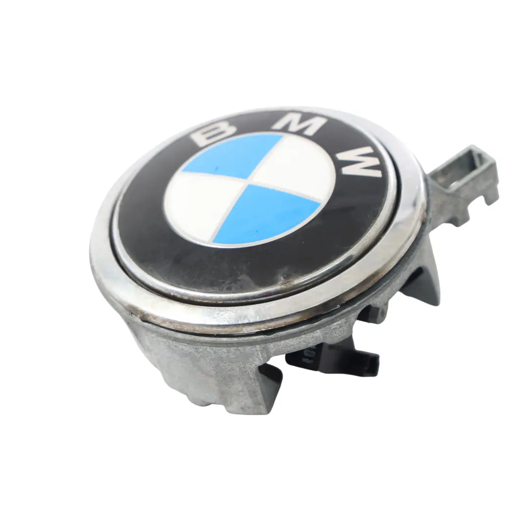 Emblemat Przycisk Klapy Bagażnika do BMW E81 E87 LCI o numerze 7207933 BMW E81 E87 LCI Emblemat Przycisk Klapy Bagażnika - SKU 7207933-10 - Numer Części 7207933