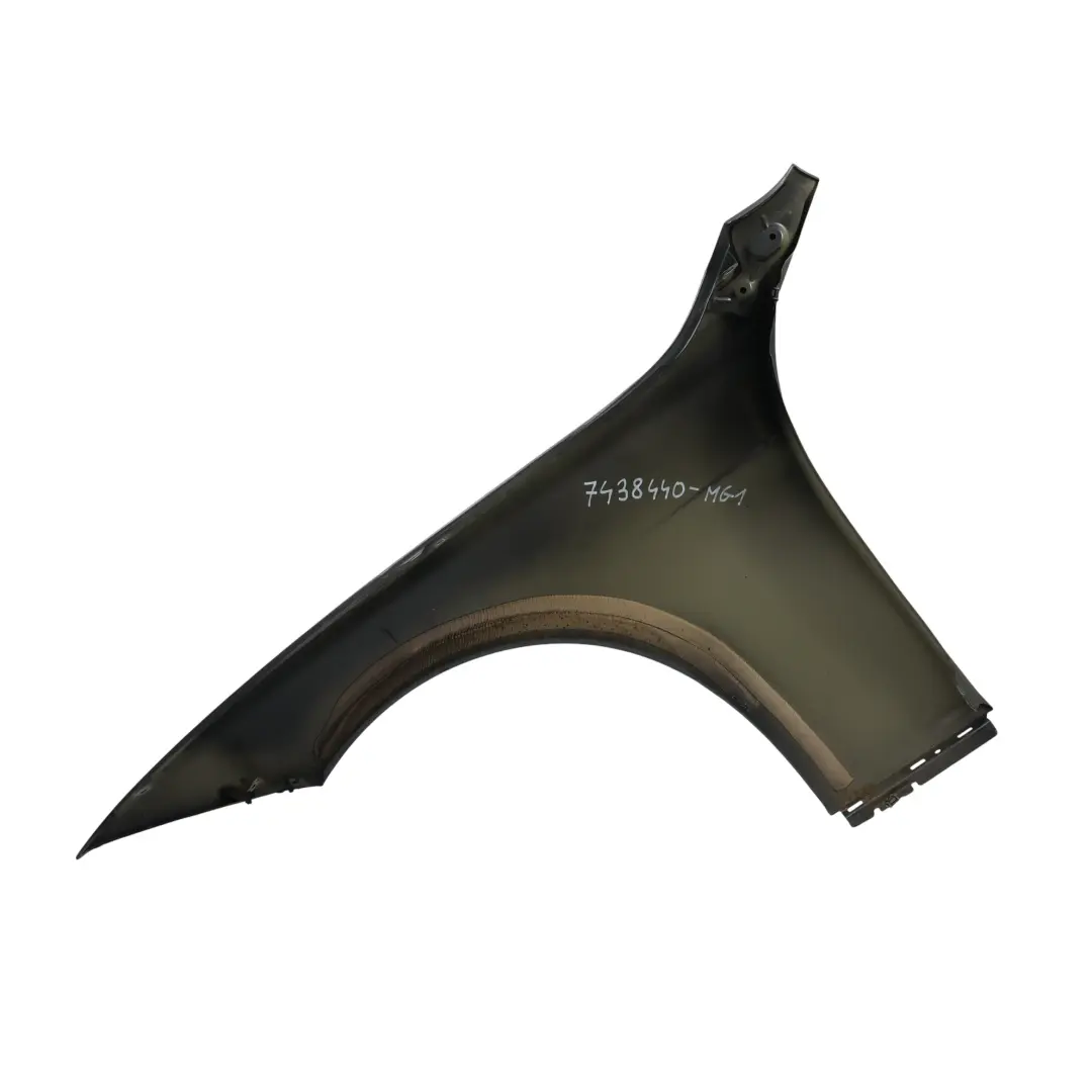 Pannello Laterale Parafango Anteriore Destro Mineral Grey - B39 per BMW F30 F31 con numero di parte 7438440 BMW F30 F31 Pannello Laterale Parafango Anteriore Destro Mineral Grey - B39 - SKU 7438440-MG1 - Numero di parte 7438440