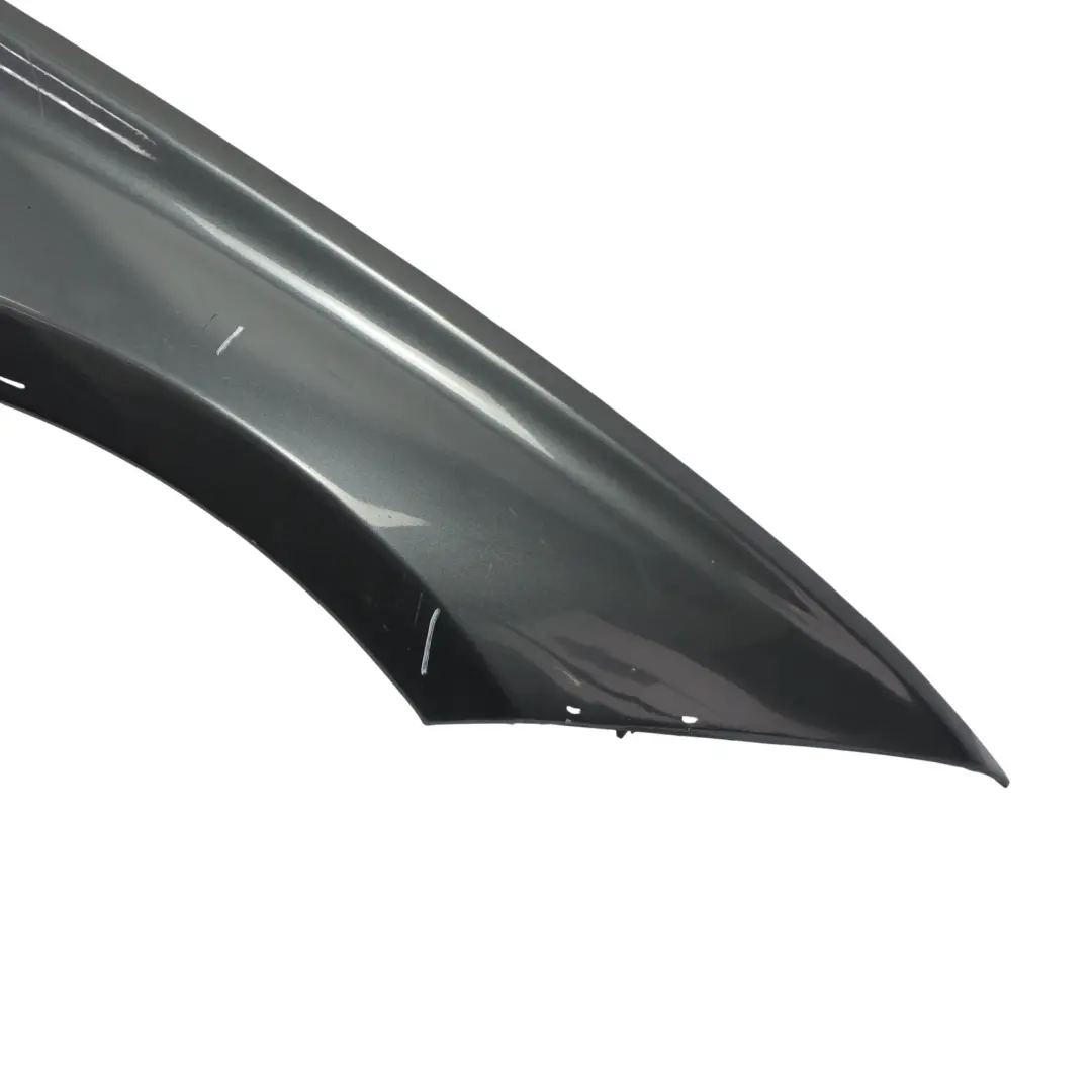Pannello Laterale Parafango Anteriore Destro Mineral Grey - B39 per BMW F30 F31 con numero di parte 7438440 BMW F30 F31 Pannello Laterale Parafango Anteriore Destro Mineral Grey - B39 - SKU 7438440-MG1 - Numero di parte 7438440
