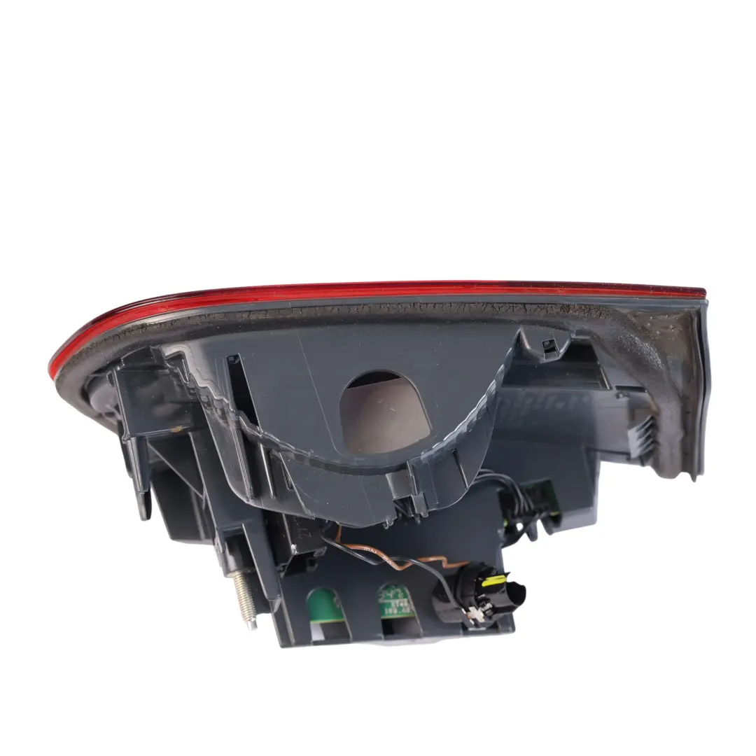 Lampa Tylna Klapy Bagażnika Prawa do BMW F30 F80 M3 LCI o numerze 7456522 BMW F30 F80 M3 LCI Lampa Tylna Klapy Bagażnika Prawa - SKU 7456522-1 - Numer Części 7456522