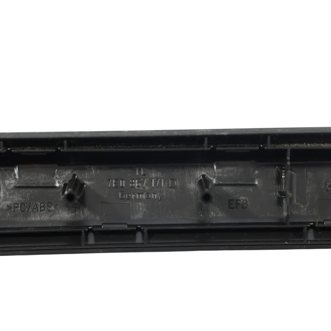 Obudowa Osłona Uchwytu Lewy Przód do Volkswagen Transporter T6 o numerze 7E0867171D Volkswagen Transporter T6 Obudowa Osłona Uchwytu Lewy Przód - SKU 7E0867171D - Numer Części 7E0867171D