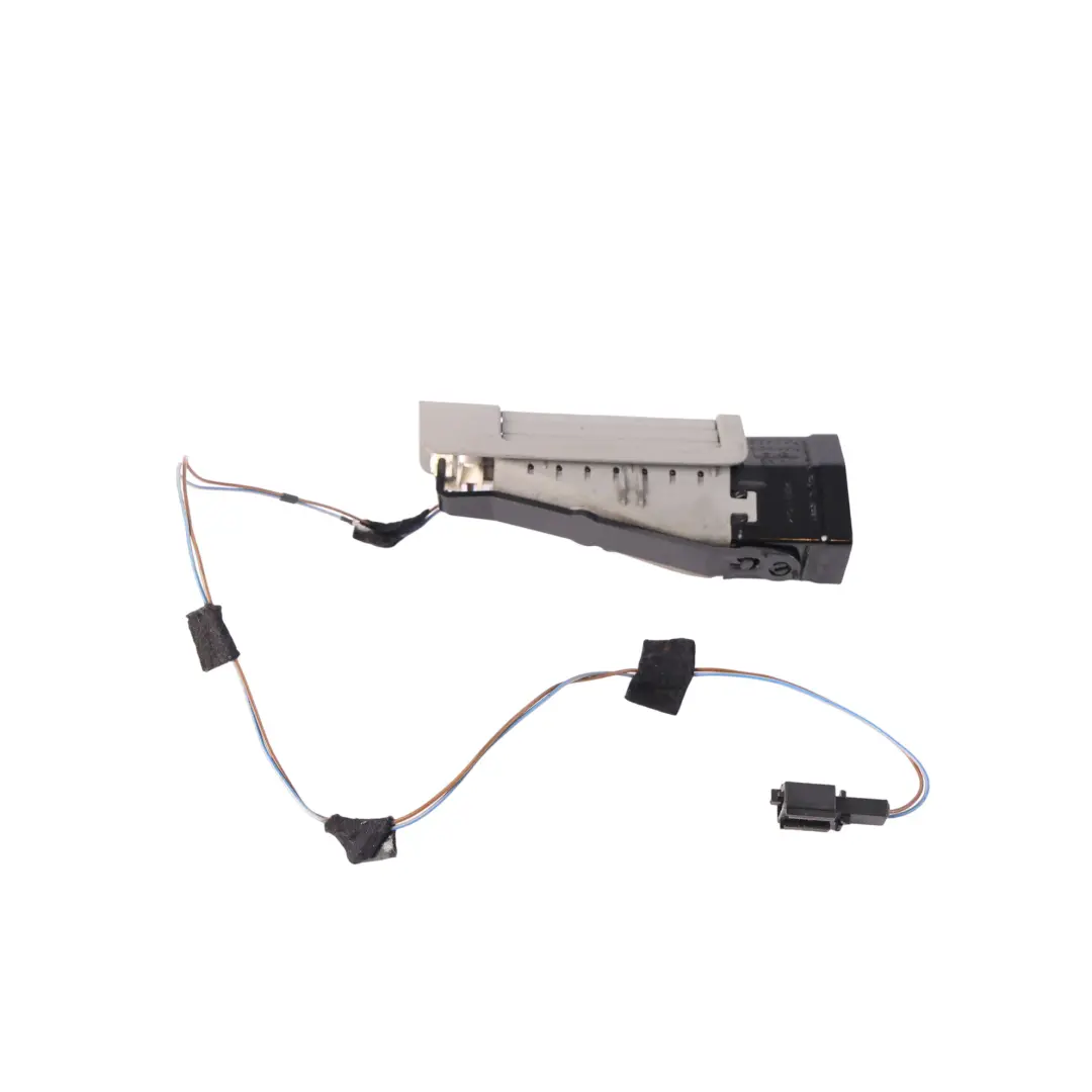 Rejilla De Ventilación Del Pilar B Derecho para Porsche Cayenne 9PA con número de pieza 7L5819210A Porsche Cayenne 9PA Rejilla De Ventilación Del Pilar B Derecho - SKU 7L5819210A - Número de pieza 7L5819210A