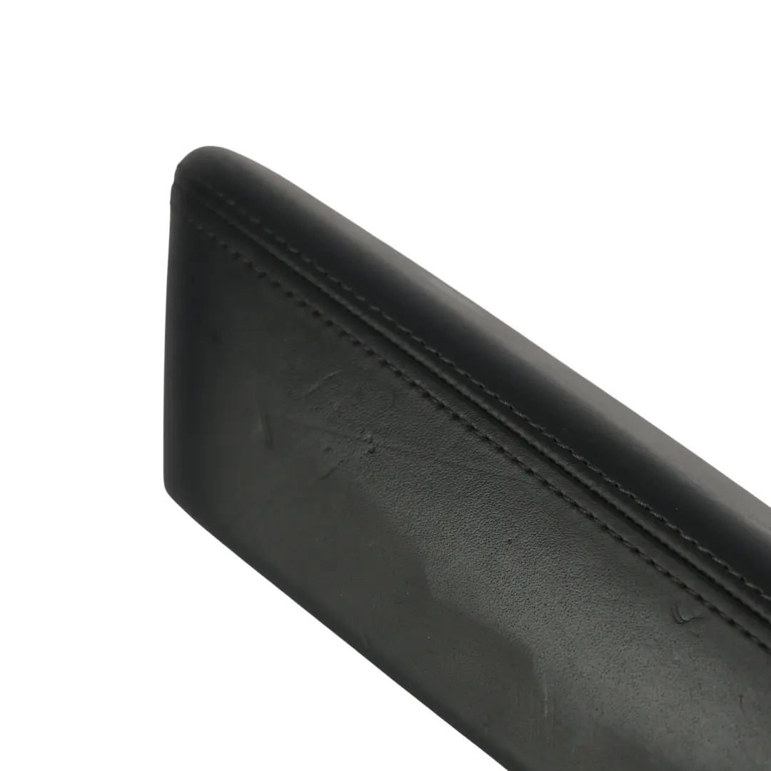 Cubierta Reposabrazos Puerta Trasera Izquierda para Porsche Cayenne 92A con número de pieza 7P5867373 Porsche Cayenne 92A Cubierta Reposabrazos Puerta Trasera Izquierda - SKU 7P5867373 - Número de pieza 7P5867373