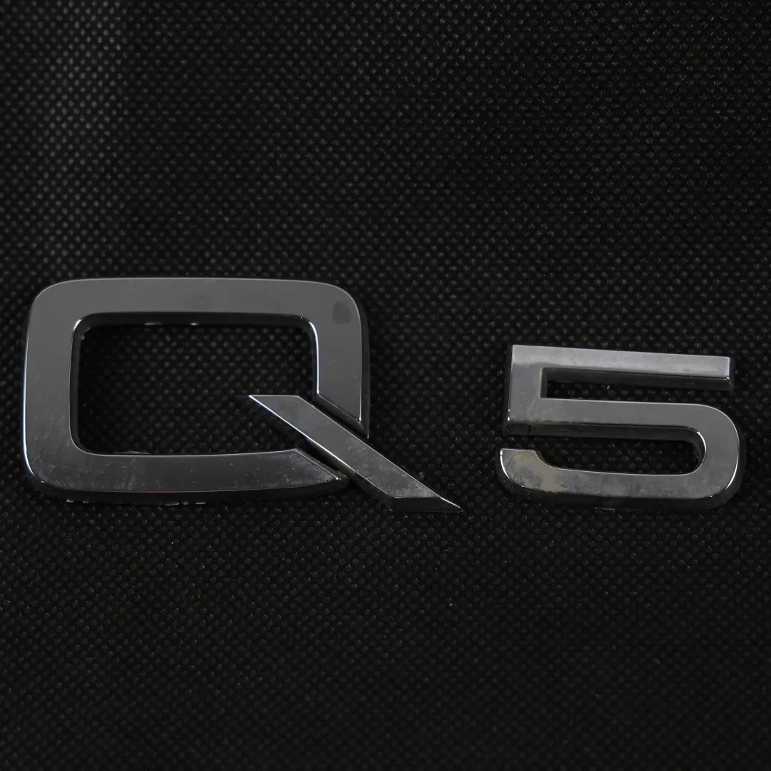 Emblemat Tylnej Klapy Bagażnika Chrom do Audi Q5 FY o numerze 80A071803 Audi Q5 FY Emblemat Tylnej Klapy Bagażnika Chrom - SKU 80A071803 - Numer Części 80A071803