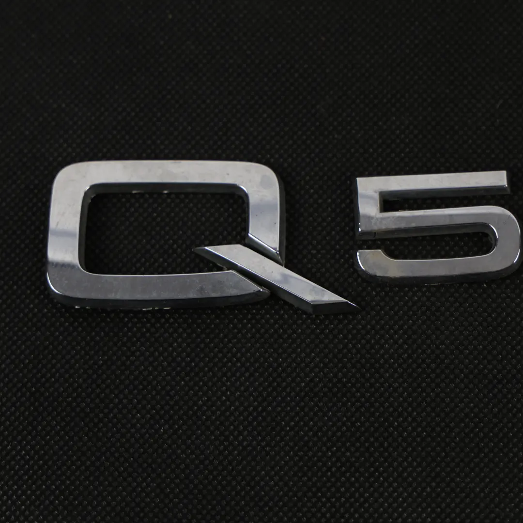 Heckklappe Emblem Logo Modell Abzeichen Chrom für Audi Q5 FY mit Teilenummer 80A071803 Audi Q5 FY Heckklappe Emblem Logo Modell Abzeichen Chrom - SKU 80A071803 - Teilenummer 80A071803