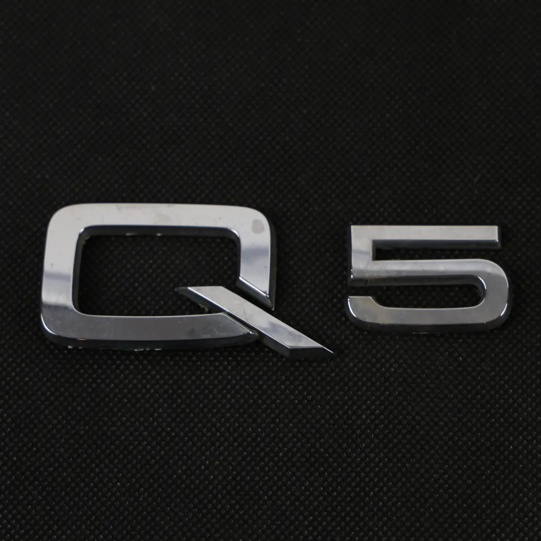 Audi Q5 FY Emblemat Tylnej Klapy Bagażnika Chrom - SKU 80A071803 - Numer Części 80A071803