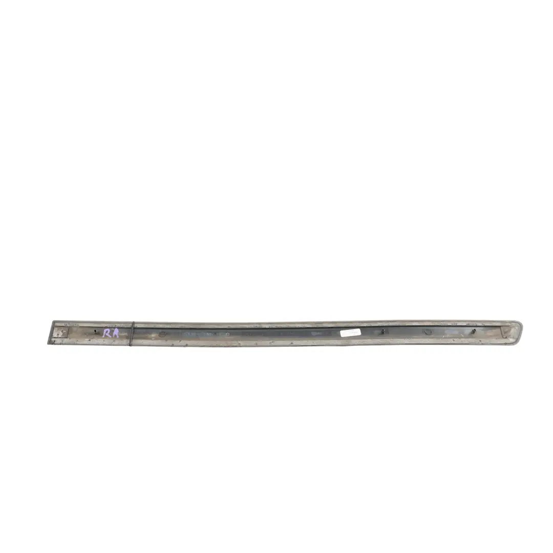 Modanatura Portiera Posteriore Destra Nero Brillante Y9B per Audi A4 B7 con numero di parte 8E0853964 Audi A4 B7 Modanatura Portiera Posteriore Destra Nero Brillante Y9B - SKU 8E0853964-BBL - Numero di parte 8E0853964