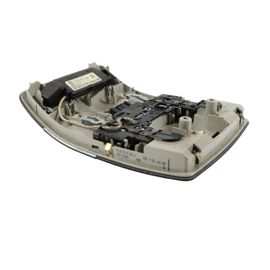 Audi A4 B7 Podsufitka Wewnętrzna Lampka Czytania Panel Dachowy - SKU 8E0947135A-1 - Numer Części 8E0947135A
