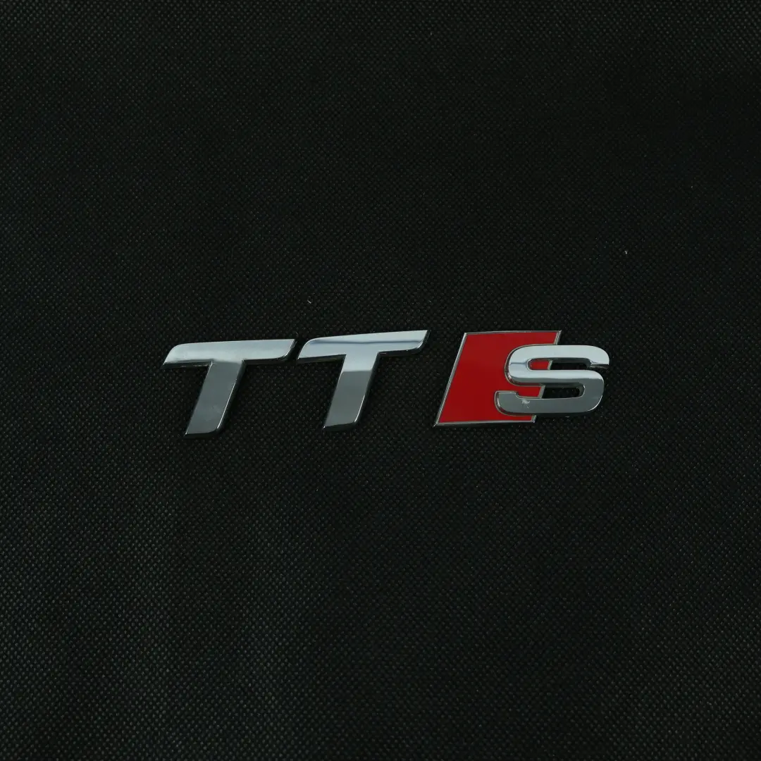 Audi TTS 8J Emblema Logo Portellone Posteriore Cromato - SKU 8J0853735 - Numero di parte 8J0853735