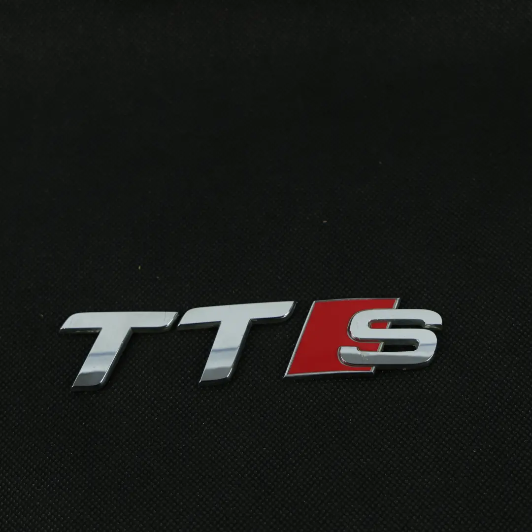 Audi TTS 8J Emblema Logo Portellone Posteriore Cromato - SKU 8J0853735 - Numero di parte 8J0853735
