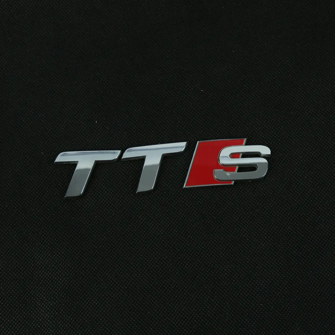 Emblema Logo Portellone Posteriore Cromato per Audi TTS 8J con numero di parte 8J0853735 Audi TTS 8J Emblema Logo Portellone Posteriore Cromato - SKU 8J0853735 - Numero di parte 8J0853735
