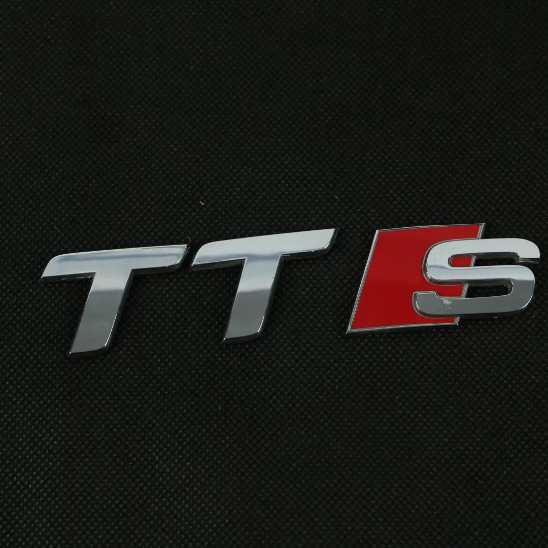 Audi TTS 8J Emblemat Logo Tylnej Klapy Chrom - SKU 8J0853735 - Numer Części 8J0853735