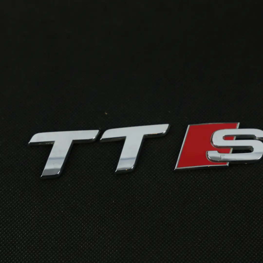 Audi TTS 8J Emblema Logo Portellone Posteriore Cromato - SKU 8J0853735 - Numero di parte 8J0853735
