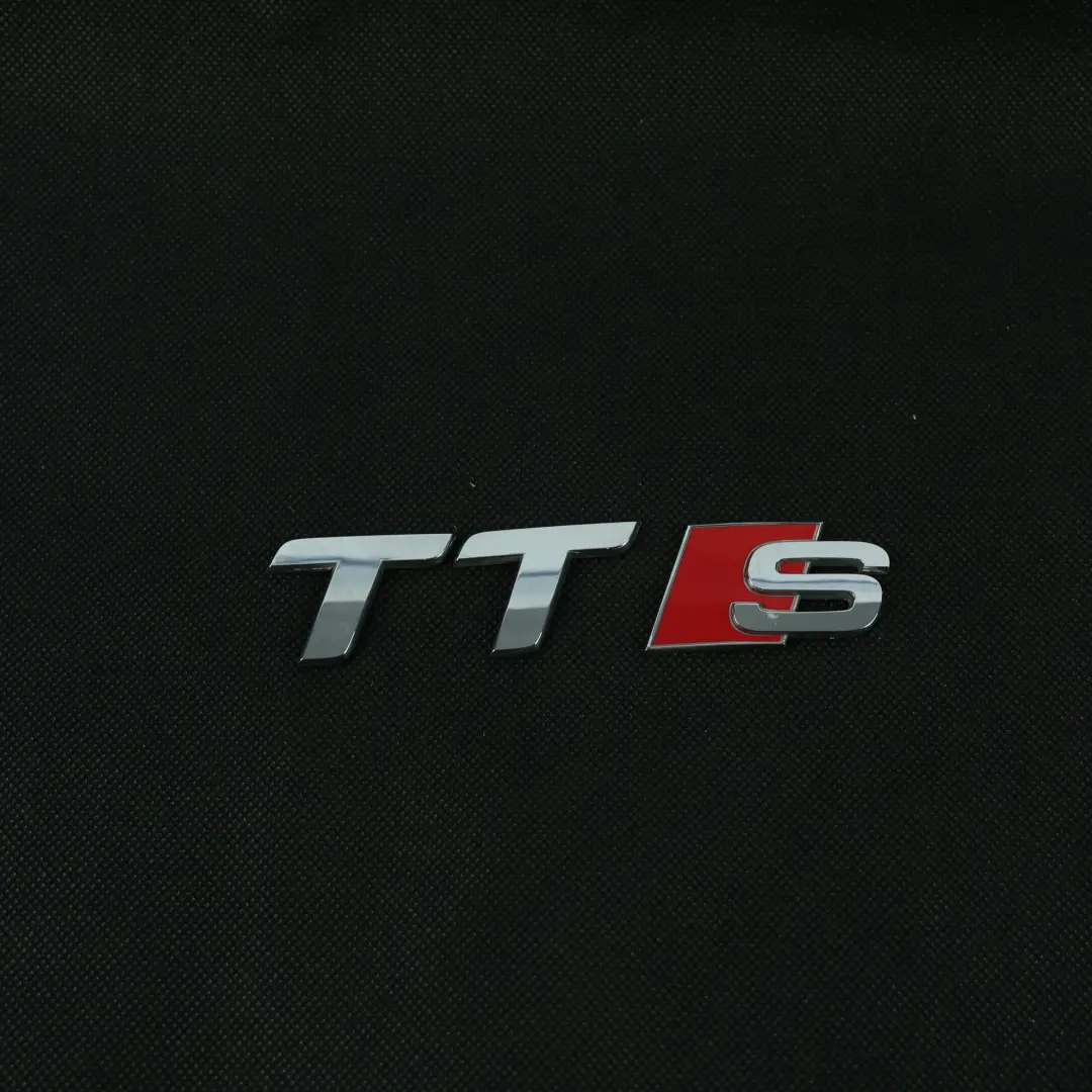 Emblema Logo Portellone Posteriore Cromato per Audi TTS 8J con numero di parte 8J0853735 Audi TTS 8J Emblema Logo Portellone Posteriore Cromato - SKU 8J0853735 - Numero di parte 8J0853735