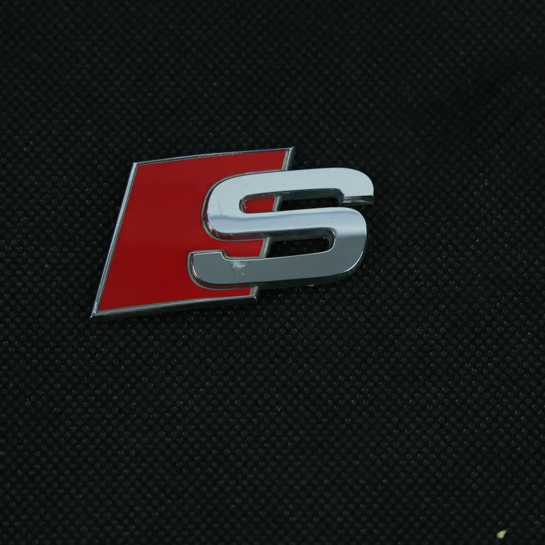Audi TTS 8J Emblema Logo Portellone Posteriore Cromato - SKU 8J0853735 - Numero di parte 8J0853735