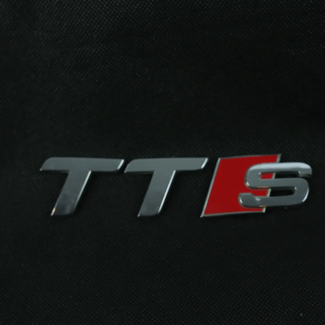 Audi TTS 8J Emblema Logo Portellone Posteriore Cromato - SKU 8J0853735 - Numero di parte 8J0853735