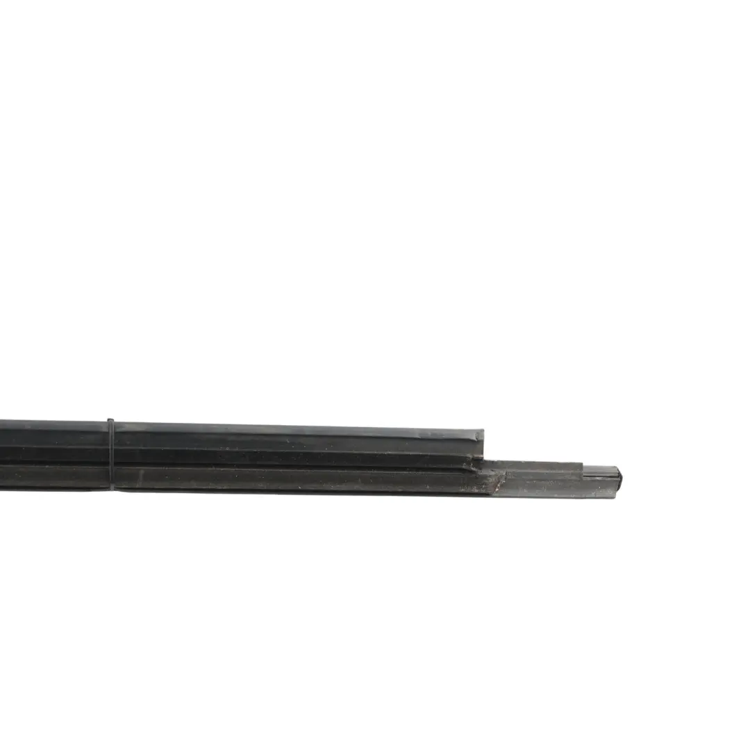 Junta Ventana Puerta Trasera Derecha Moldura Negra para Audi A4 B8 con número de pieza 8K0853764L Audi A4 B8 Junta Ventana Puerta Trasera Derecha Moldura Negra - SKU 8K0853764L - Número de pieza 8K0853764L
