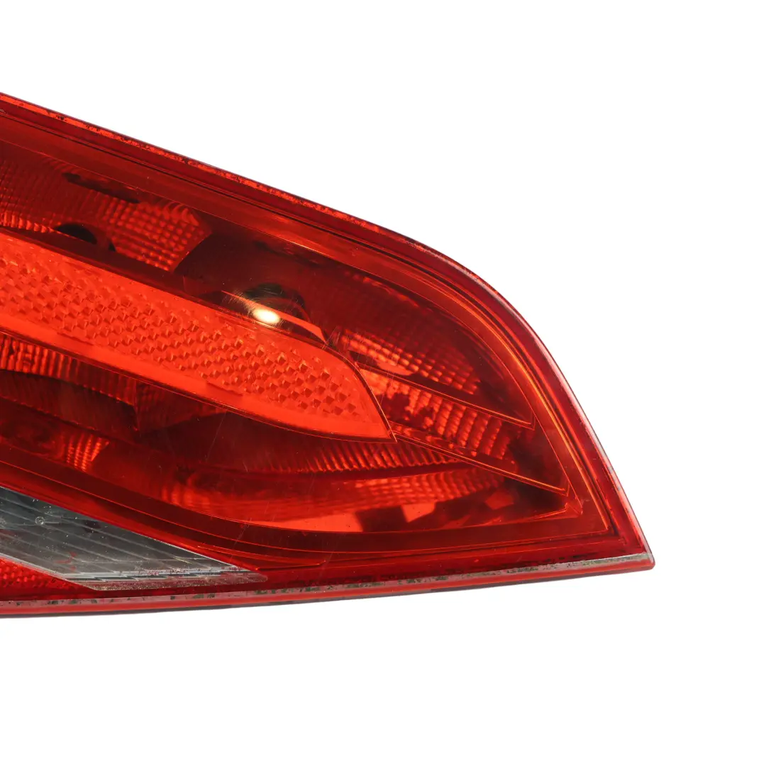 Lampa Tylna Klapy Bagażnika Wewnętrzna Lewa Tył do Audi A4 B8 Sedan o numerze 8K5945093 Audi A4 B8 Sedan Lampa Tylna Klapy Bagażnika Wewnętrzna Lewa Tył - SKU 8K5945093 - Numer Części 8K5945093
