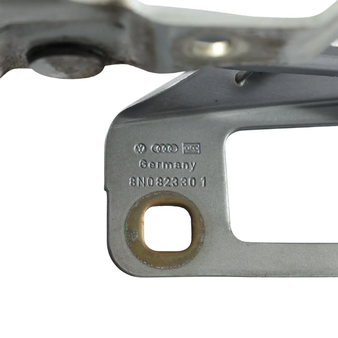 Audi TT 8N Motorhaubenscharnier Links Avus Silber Perleffekt - Y7J - SKU 8N0823301-AVS - Teilenummer 8N0823301