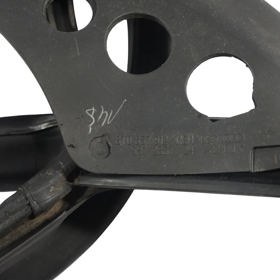 Guarnizione Porta Anteriore Destra Telaio Esterno per Audi A5 8T Coupe con numero di parte 8T0837912D Audi A5 8T Coupe Guarnizione Porta Anteriore Destra Telaio Esterno - SKU 8T0837912D - Numero di parte 8T0837912D