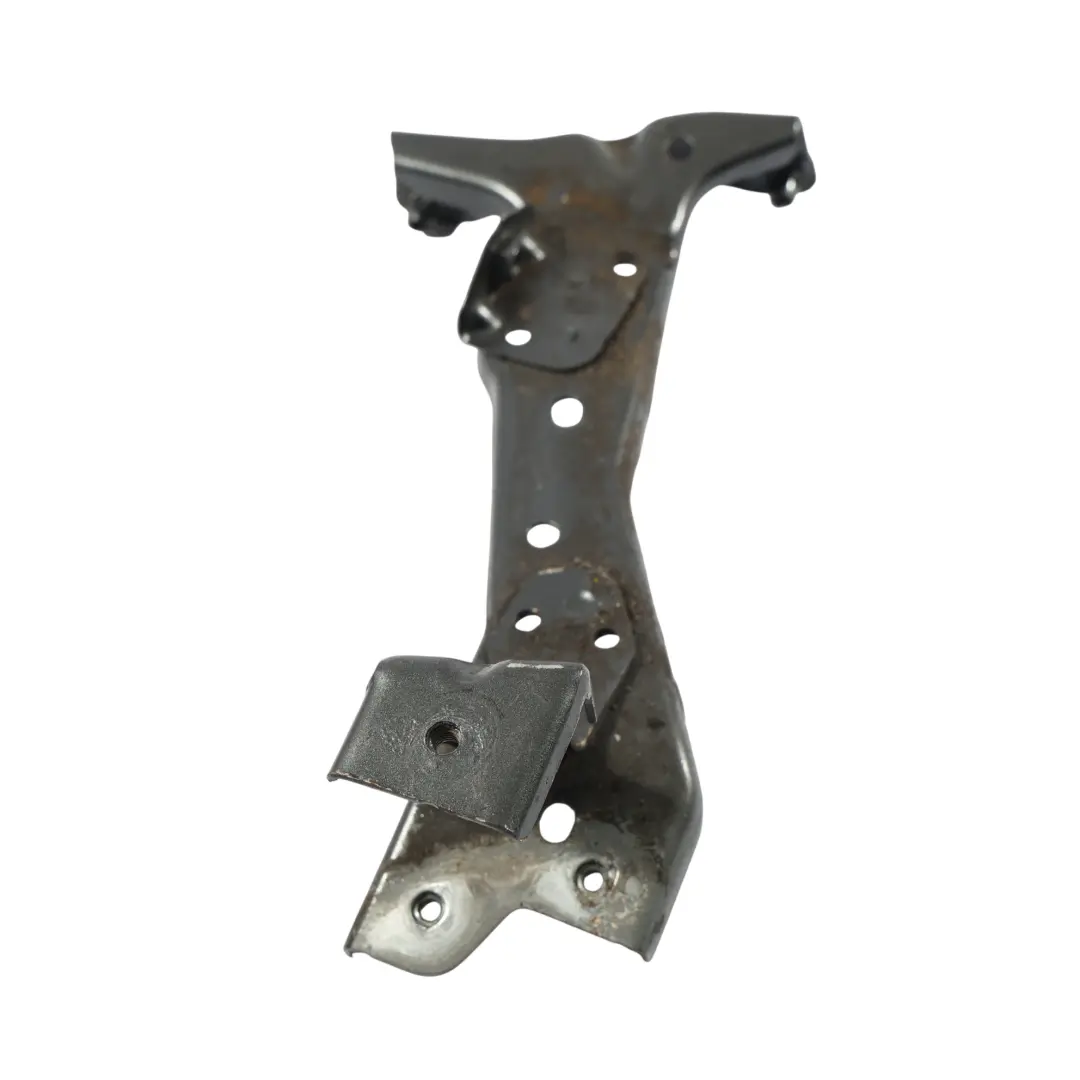 Uchwyt Wspornik Błotnika Prawy Przód do Audi A3 S3 8V o numerze 8V0821136C Audi A3 S3 8V Uchwyt Wspornik Błotnika Prawy Przód - SKU 8V0821136C-DGR - Numer Części 8V0821136C