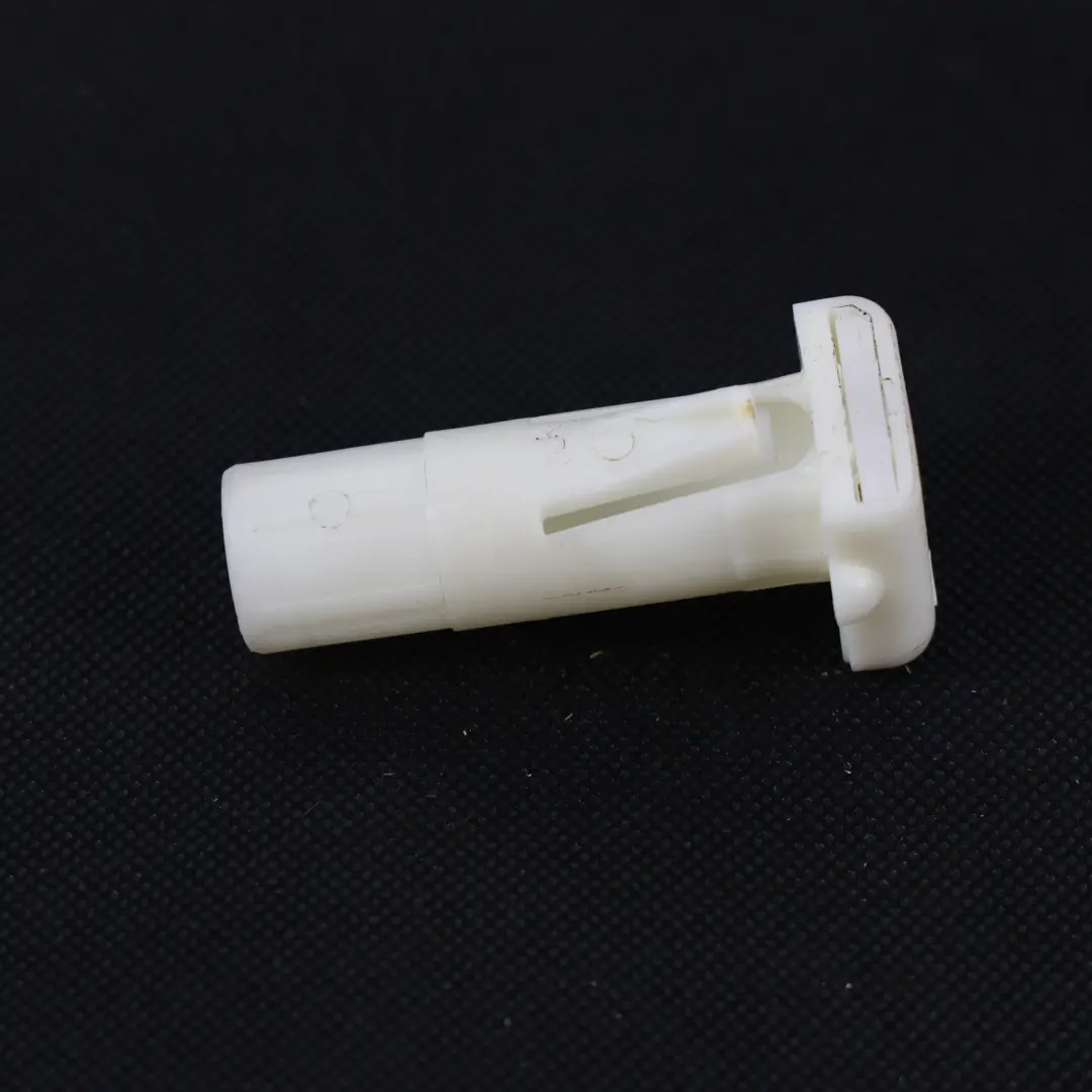 BMW E60 E61 E70 LCI F01 F07 F10 Prowadnica Zagłówka Przednia Lewa - SKU 9155235 - Numer Części 9155235