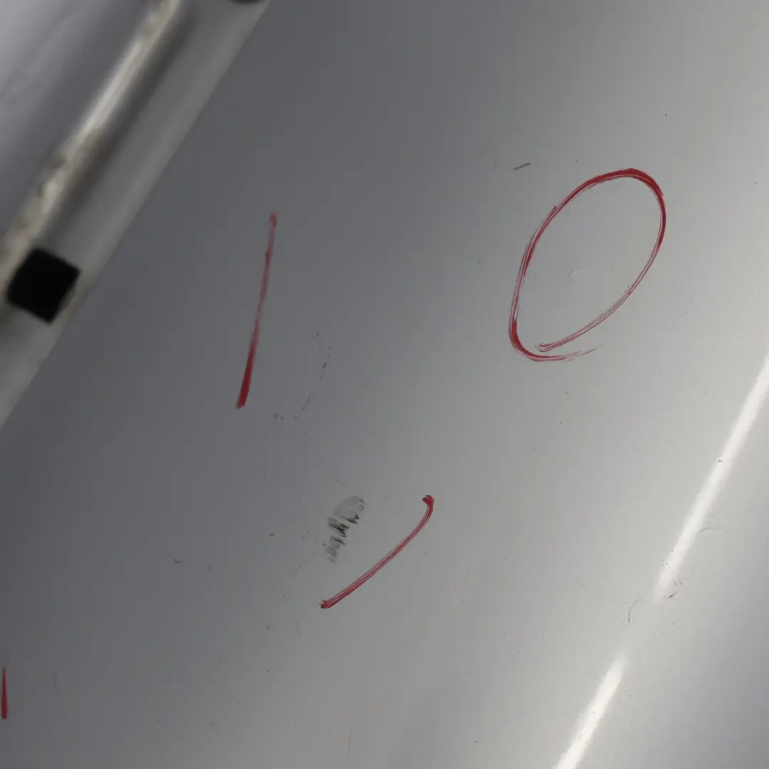 Seitenverkleidung Vorne Links Kotflügel Arktis Silber - 92T für Porsche Cayman 987 mit Teilenummer 98750303100 Porsche Cayman 987 Seitenverkleidung Vorne Links Kotflügel Arktis Silber - 92T - SKU 98750303100-ARS - Teilenummer 98750303100