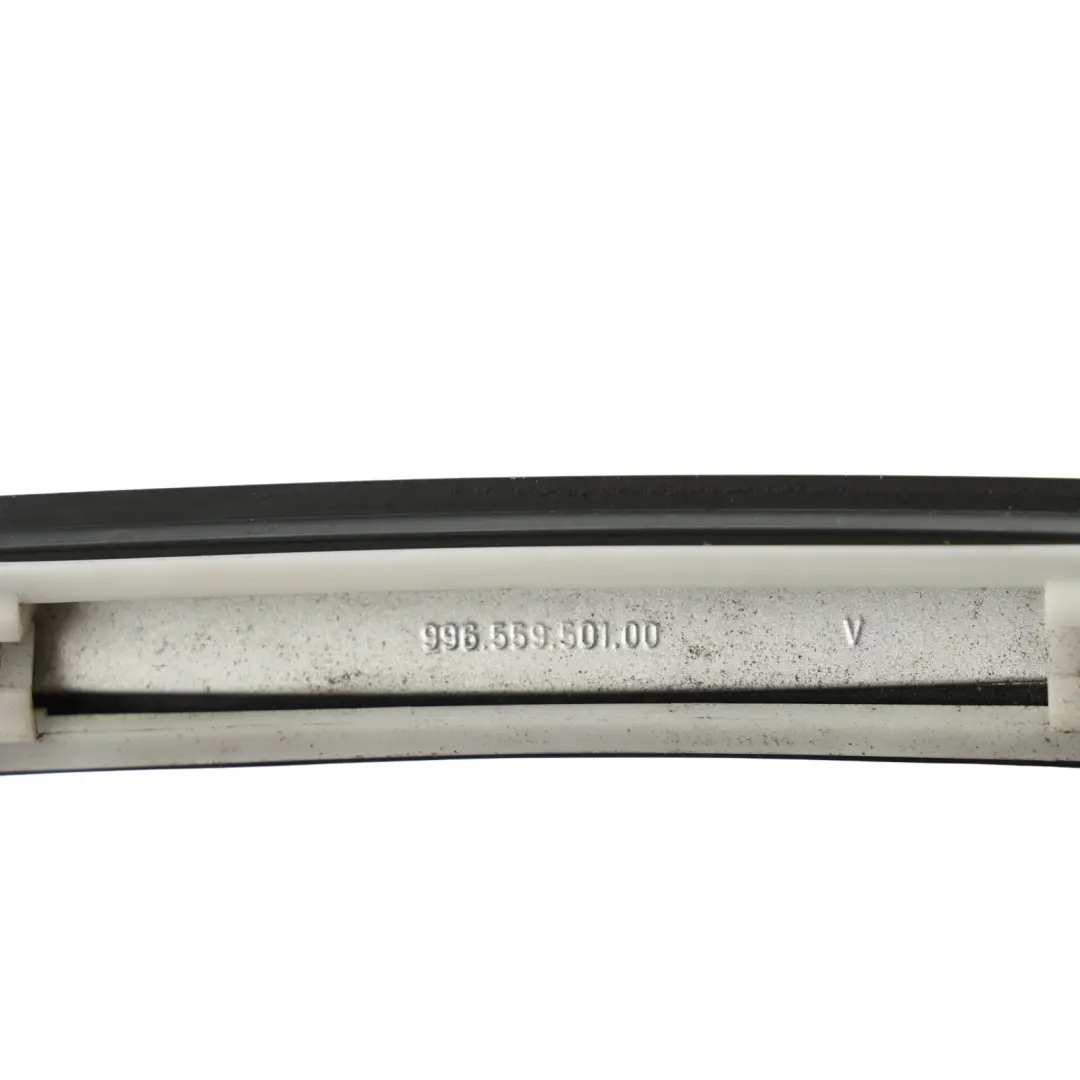 Canale Tetto Striscia Bordo Sinistro Argento 92T per Porsche Carrera 996 con numero di parte 99655940100 Porsche Carrera 996 Canale Tetto Striscia Bordo Sinistro Argento 92T - SKU 99655940100-ARS - Numero di parte 99655940100