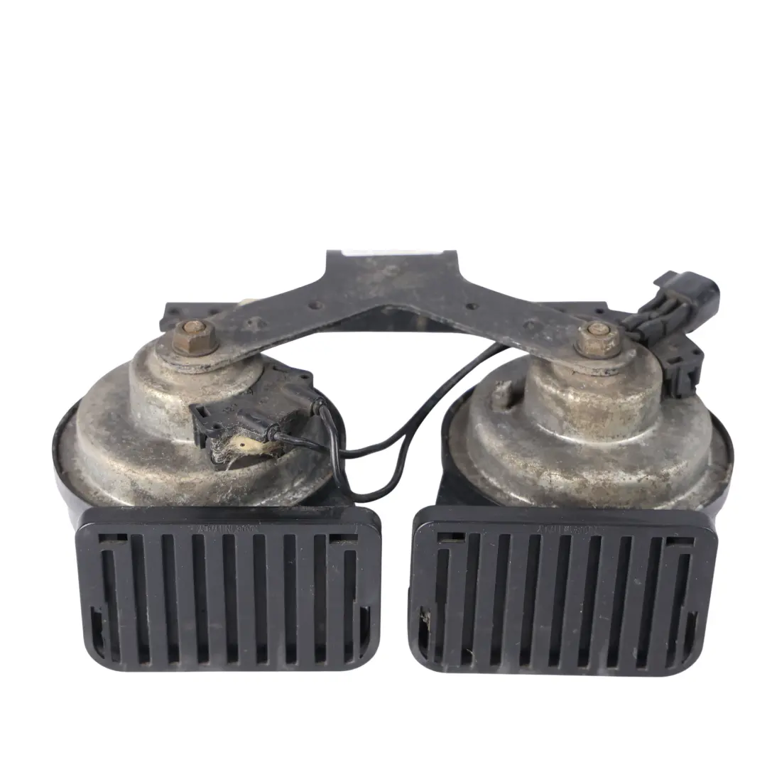 Horn Signal And Bracket L319 to Land Rover Discovery 3 Dual Note with Part number 9H22-13A803-AA Land Rover Discovery 3 Dual Note Horn Signal And Bracket L319 - SKU 9H22-13A803-AA - Part number 9H22-13A803-AA