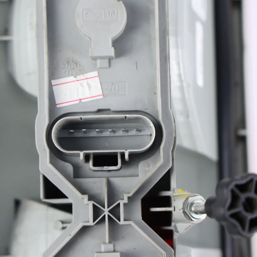 Lampa Prawy Tył do Ford Transit Connect o numerze 9T1613404AC Ford Transit Connect Lampa Prawy Tył - SKU 9T1613404AC - Numer Części 9T1613404AC