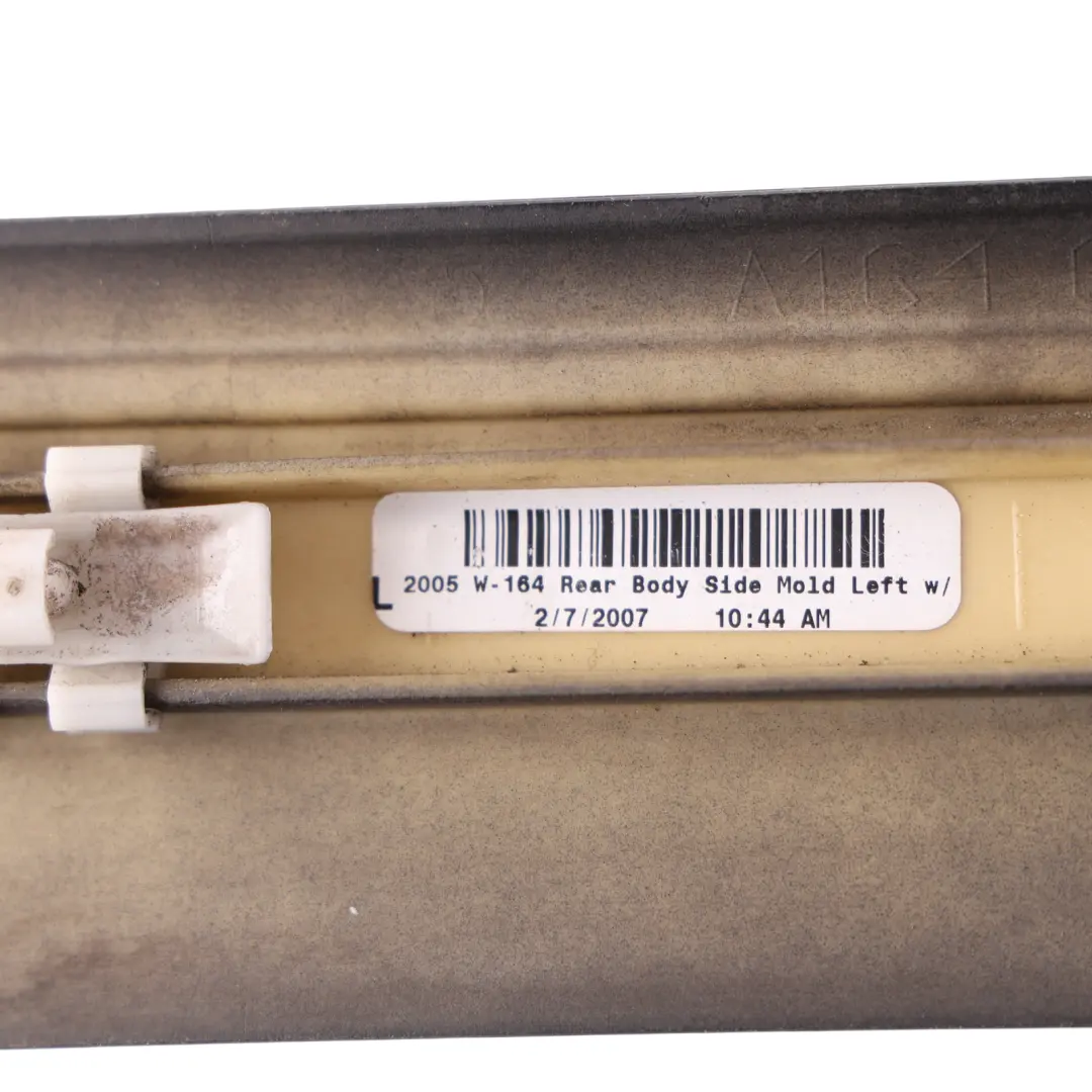 Tür verkleidung hinten links Leiste Obsidian Schwarz - 197 für Mercedes ML W164 mit Teilenummer A1646905362 Mercedes ML W164 Tür verkleidung hinten links Leiste Obsidian Schwarz - 197 - SKU A1646905362-OB - Teilenummer A1646905362