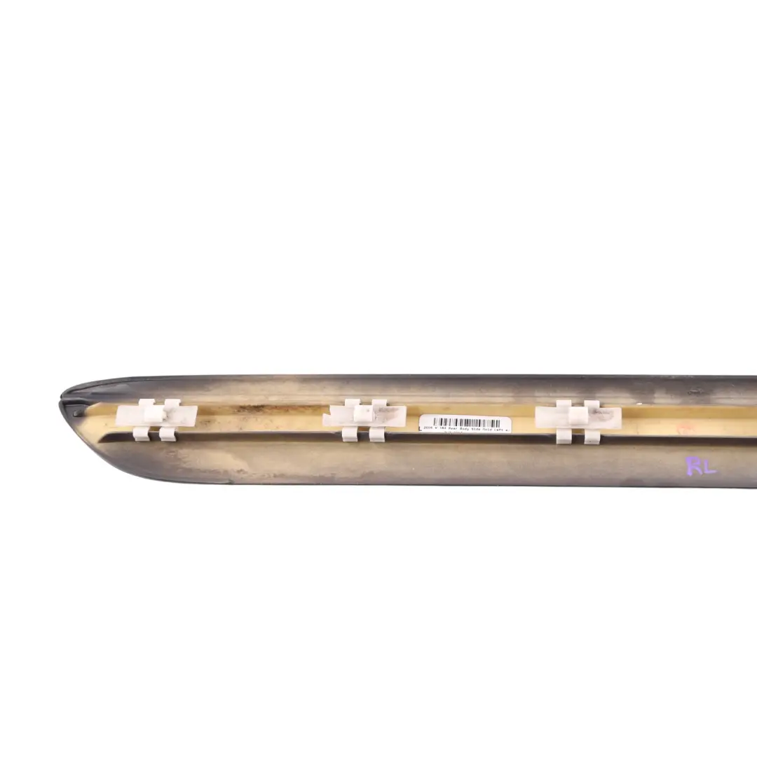 Baguette de garniture de porte arrière gauche Noir Obsidien 197 pour Mercedes ML W164 à propos du numéro de pièce A1646905362 Mercedes ML W164 Baguette de garniture de porte arrière gauche Noir Obsidien 197 - SKU A1646905362-OB - Numéro de pièce A1646905362