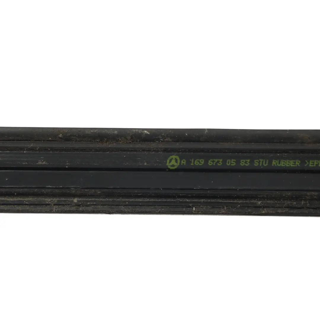 Mercedes W245 Moulure De Vitre De Custode Arrière Gauche Noire - SKU A1696730583 - Numéro de pièce A1696730583