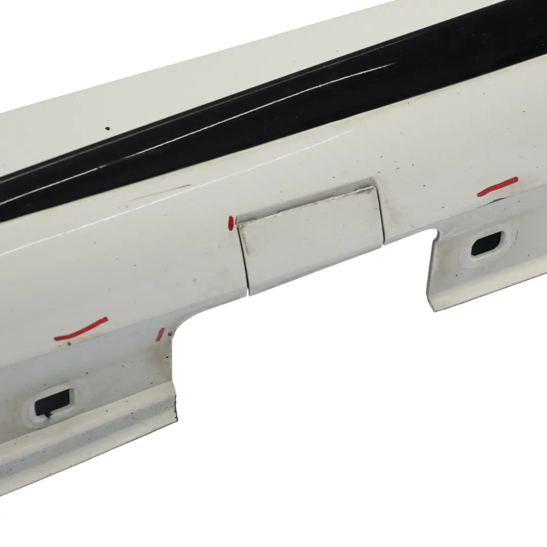 Cache Seuil De Porte Droite AMG Calcite White Blanc - 650 pour Mercedes W176 à propos du numéro de pièce A1766980354 Mercedes W176 Cache Seuil De Porte Droite AMG Calcite White Blanc - 650 - SKU A1766980354-CW - Numéro de pièce A1766980354