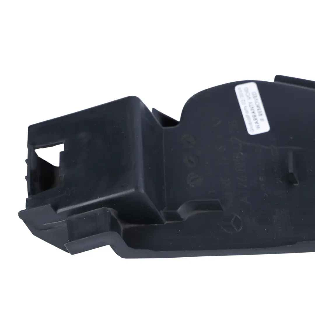 Wlot Kierownica Powietrza Chłodnicy Prawy do Mercedes W176 o numerze A1768880238 Mercedes W176 Wlot Kierownica Powietrza Chłodnicy Prawy - SKU A1768880238 - Numer Części A1768880238