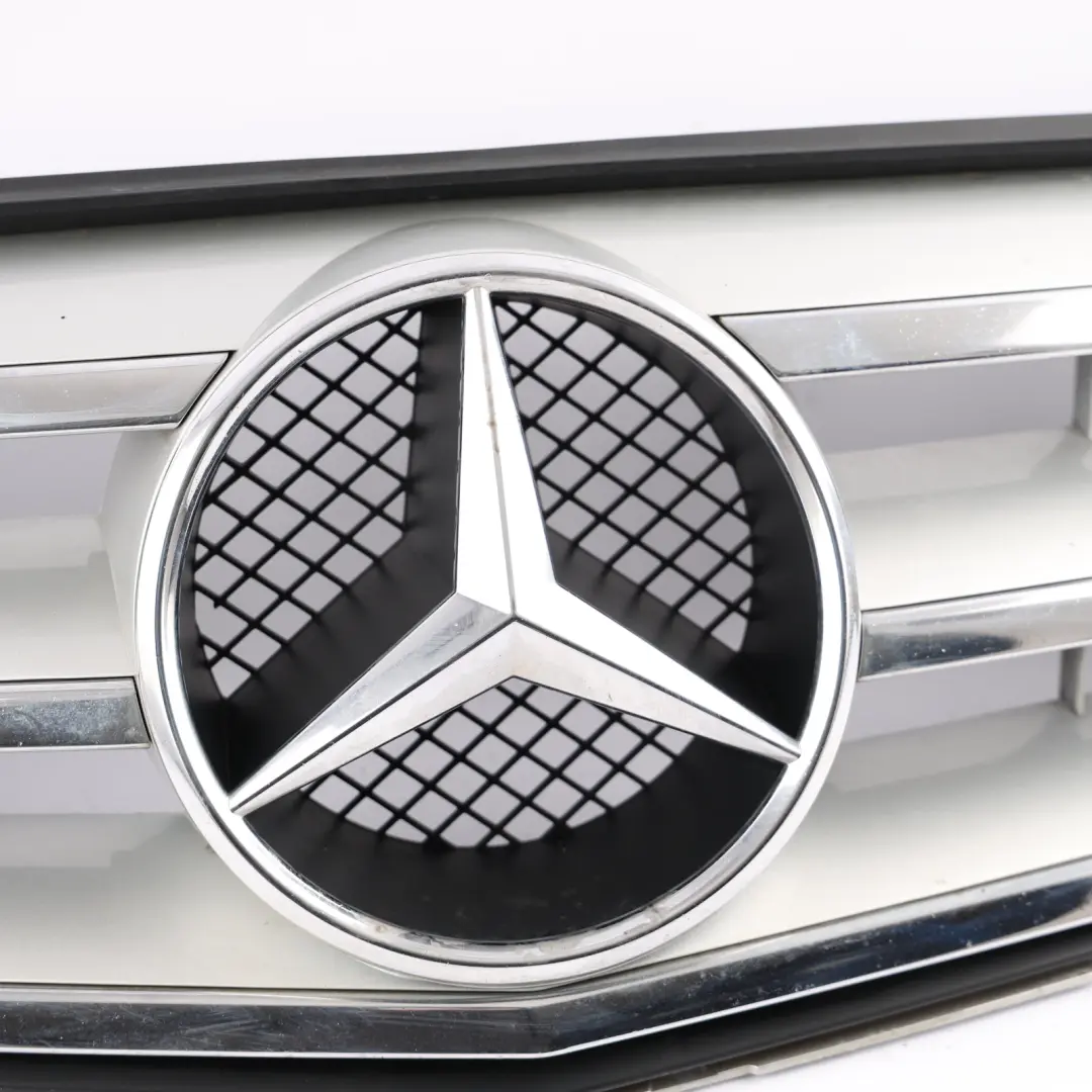 Grill Maska Atrapa Zderzaka Chłodnicy do Mercedes W204 o numerze A2048800023 Mercedes W204 Grill Maska Atrapa Zderzaka Chłodnicy - SKU A2048800023-3 - Numer Części A2048800023